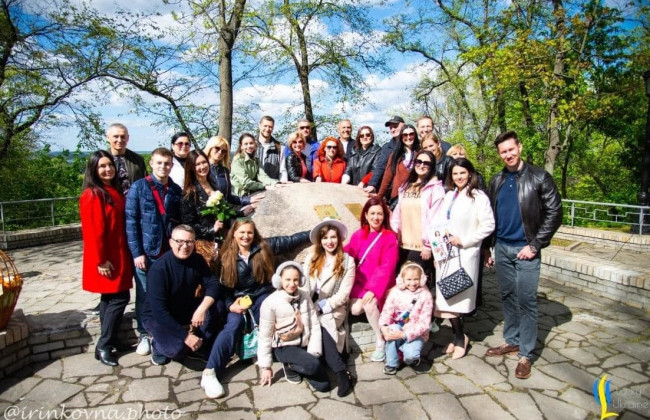 В Киеве в Мариинском парке появился памятник матерям: фото