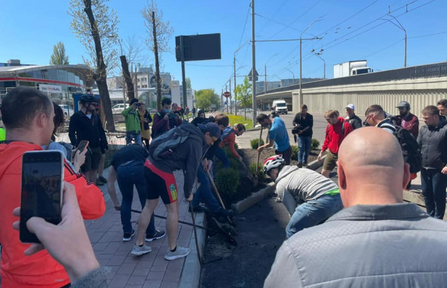 У Києві активісти зняли асфальт на парковці, яку облаштували на місці велодоріжки та газону