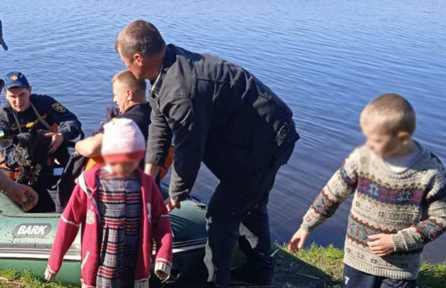Дрейфовали в деревянной лодке: в Хмельницкой области спасли трех маленьких детей