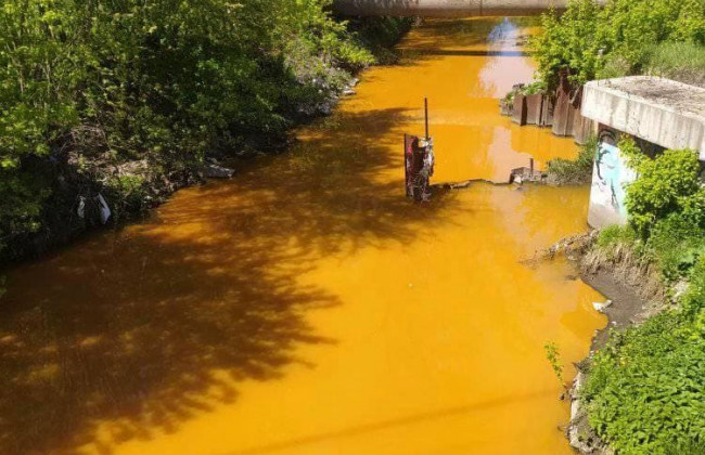 В Киеве река Лыбедь окрасилась в ярко-желтый цвет