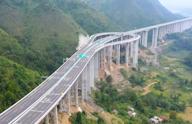 В Китае построили дорогу с самым большим разворотом в мире, видео