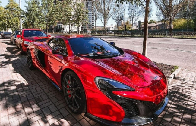 В Украине заметили яркий суперкар McLaren