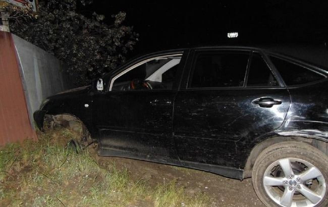 В Киеве пьяный сотрудник СТО угнал Lexus клиента и разбил его