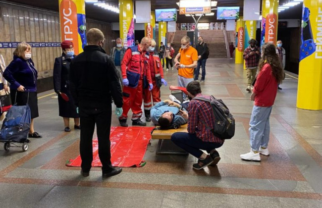В киевском метро произошло ЧП: мужчину откачивали неравнодушные пассажиры