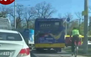 В Киеве водитель маршрутки объезжал пробку по тротуару