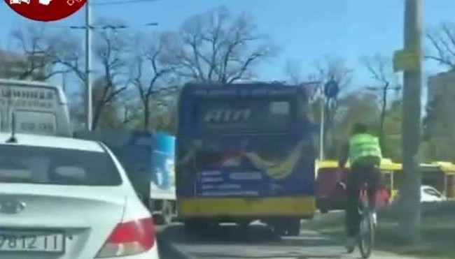 В Киеве водитель маршрутки объезжал пробку по тротуару