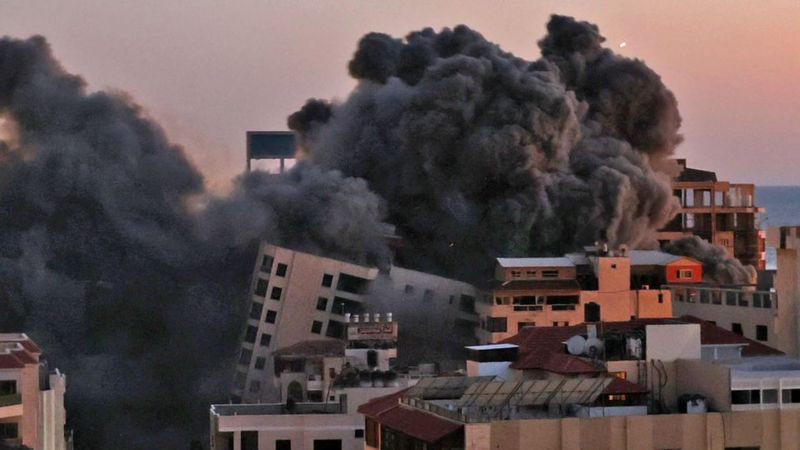 Самолеты Израиля выпустили ракеты по Сектору Газа: разрушен жилой дом