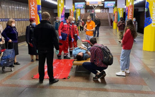 В киевском метро произошло ЧП: мужчину откачивали неравнодушные пассажиры