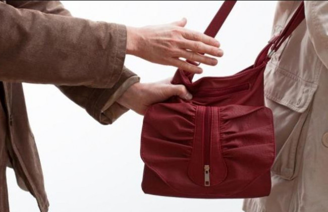 В Киеве воры напали на женщину с ребенком и попали на видео