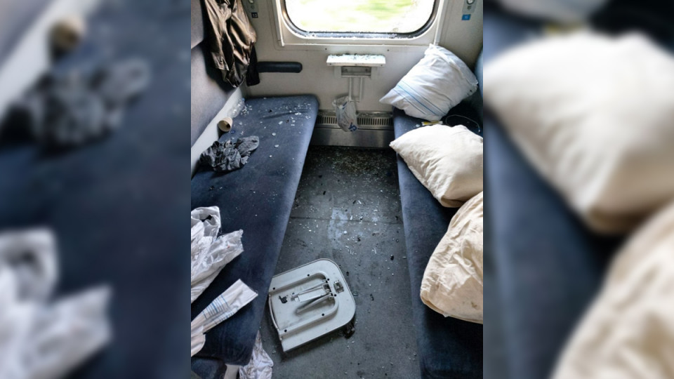 Погром в поезде Киев-Трускавец: пассажир выбил окно и оторвал столик, фото