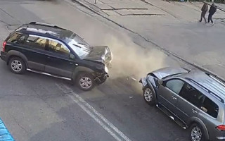 Серьезное ДТП в Киеве: дорогу не поделили два внедорожника, видео