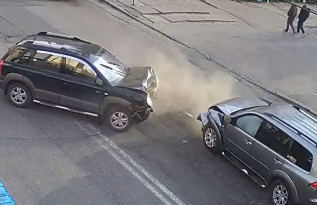 Серьезное ДТП в Киеве: дорогу не поделили два внедорожника, видео