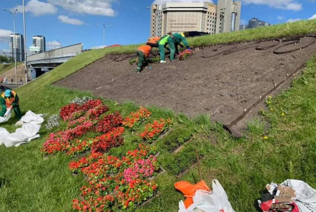 Возле станции столичного метро создают гигантскую клумбу: фото