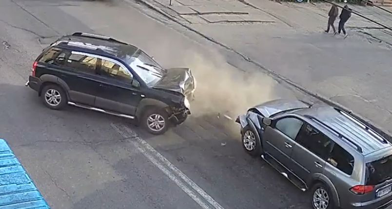 Серьезное ДТП в Киеве: дорогу не поделили два внедорожника, видео