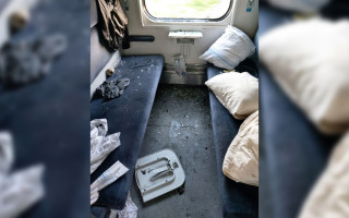 Погром в поезде Киев-Трускавец: пассажир выбил окно и оторвал столик, фото