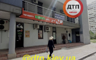 В Киеве мужчина с ножом ограбил магазин