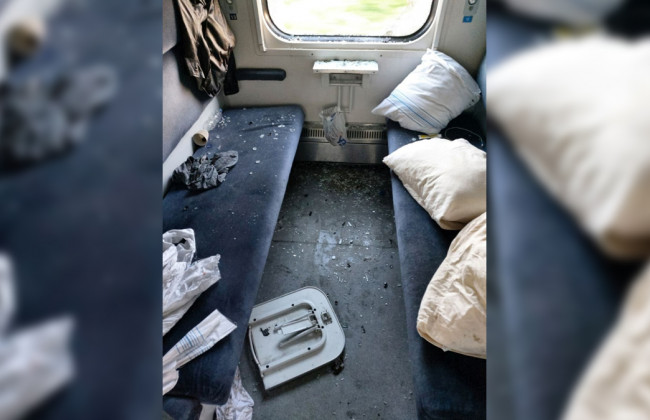 Погром в поезде Киев-Трускавец: пассажир выбил окно и оторвал столик, фото