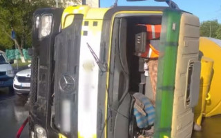 В Киеве пьяный водитель бетономешалки устроил серьезное ДТП, видео