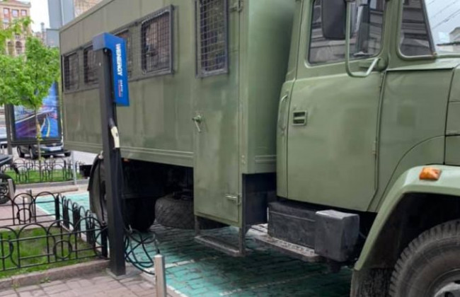 В Киеве автомобиль Нацгвардии стал «героем парковки», фото