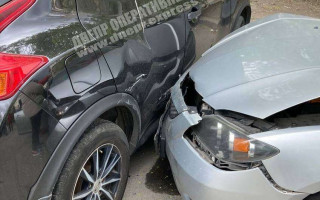 В Днепре водитель умер за рулем и въехал в припаркованные автомобили
