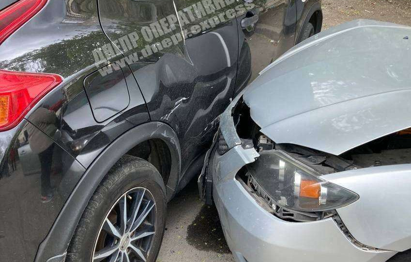 В Днепре водитель умер за рулем и въехал в припаркованные автомобили