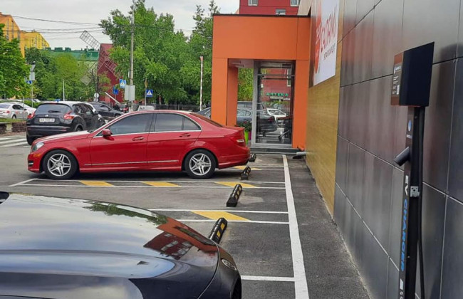 Нафтогаз открыл пятую электрозарядную станцию в Киеве