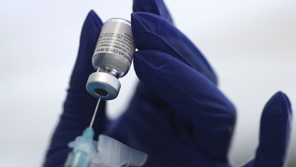 Как показывают исследования, отсрочка введения второй вакцины против Covid может спасти жизни