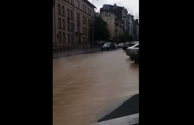 Прорив теплотраси в центрі Києва: будинки залишилися без гарячої води