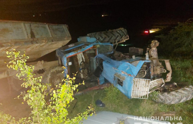 Загинула 6-річна дитина: у Чернівецькій області перекинувся трактор