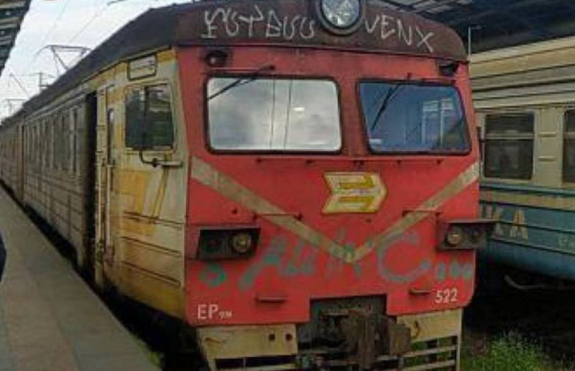 По Киеву курсирует электричка в ужасном состоянии: грязные окна и слазит краска, фото