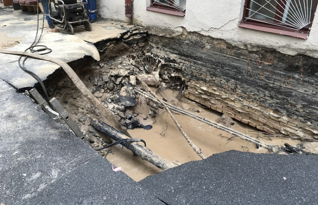 В центре Киева прорвало теплотрассу: улицу залило горячей водой, фото и видео