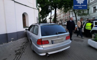 В Киеве пьяный иностранец на BMW въехал в архитектурную памятку на Подоле, фото