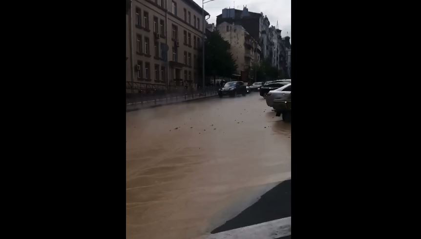 Прорив теплотраси в центрі Києва: будинки залишилися без гарячої води