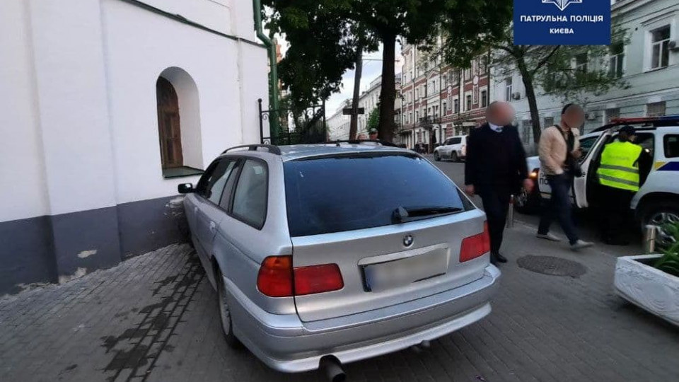 В Киеве пьяный иностранец на BMW въехал в архитектурную памятку на Подоле, фото