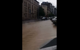 Прорив теплотраси в центрі Києва: будинки залишилися без гарячої води