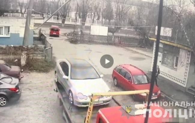 В столице женщина с помощью эвакуатора похитила чужую машину