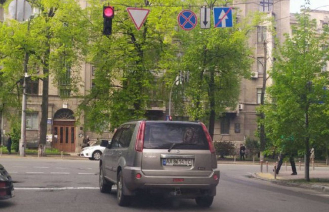 В Киеве возле Кабмина заметили «героя парковки», фото