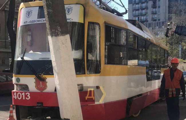 В Одессе трамвай с пассажирами сошел с рельсов и врезался в столб