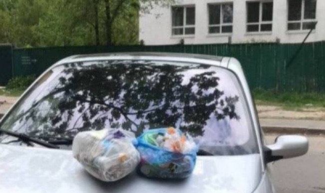 Перекрыл проход к тротуару: в Киеве пешеходы наказали «героя парковки», фото