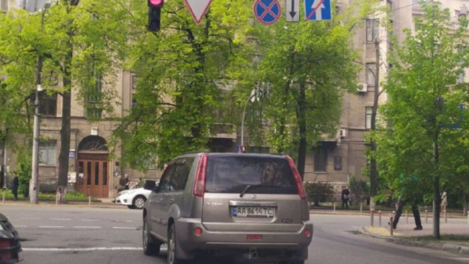 В Киеве возле Кабмина заметили «героя парковки», фото