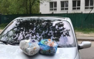 Перекрыл проход к тротуару: в Киеве пешеходы наказали «героя парковки», фото