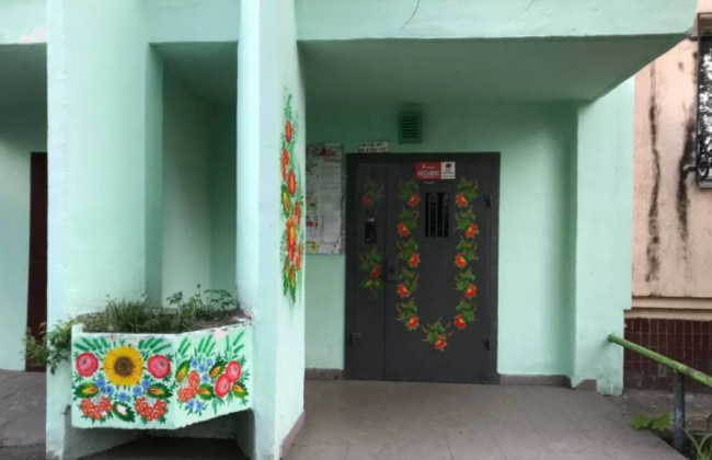 У Києві декілька під'їздів розмалювали петриківським розписом: фото