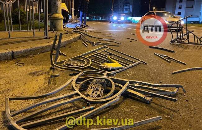 В столице неуправляемый грузовик снес десять метров забора, фото