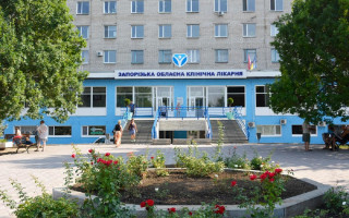 У Запоріжжі пенсіонерка провалилася під плитку біля лікарні: фото