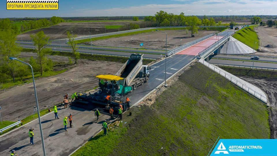 «Автомагістраль-Південь» завершує спорудження двох важливих дворівневих транспортних розв’язок та мосту через канал «Дніпро-Донбас»