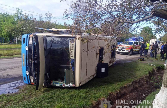 На Рівненщині перекинувся автобус: чотирьох осіб госпіталізували