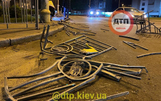В столице неуправляемый грузовик снес десять метров забора, фото