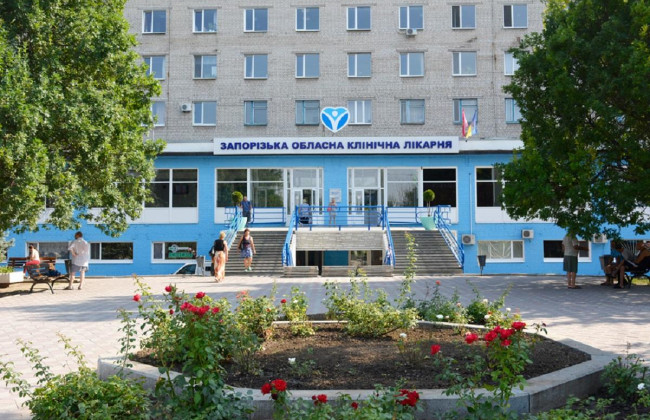 У Запоріжжі пенсіонерка провалилася під плитку біля лікарні: фото