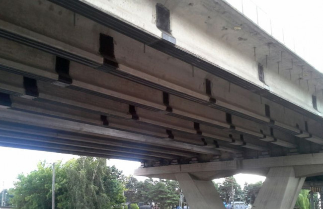 Трагедія на Київщині: хлопець стрибнув із мосту на бетонний тротуар