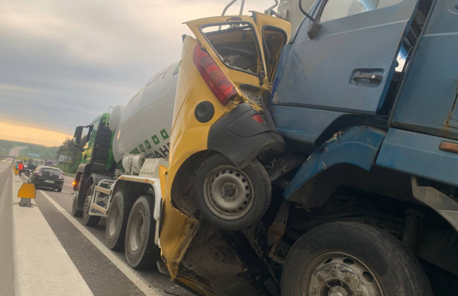 ДТП під Києвом: легковий автомобіль зім’яло між двома вантажівками